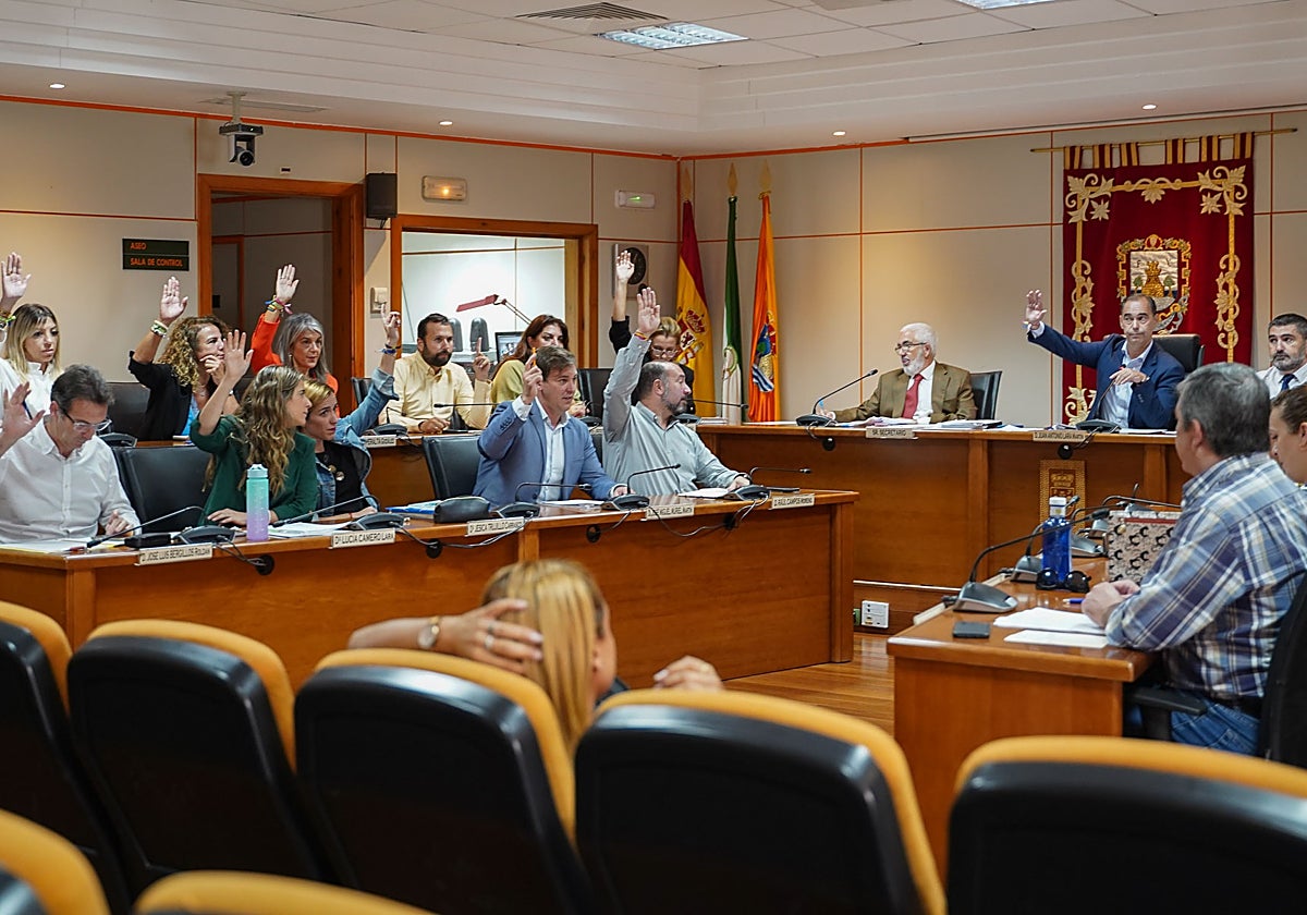 Votación en el pleno extraordinario celebrado en el Ayuntamiento de Benalmádena.