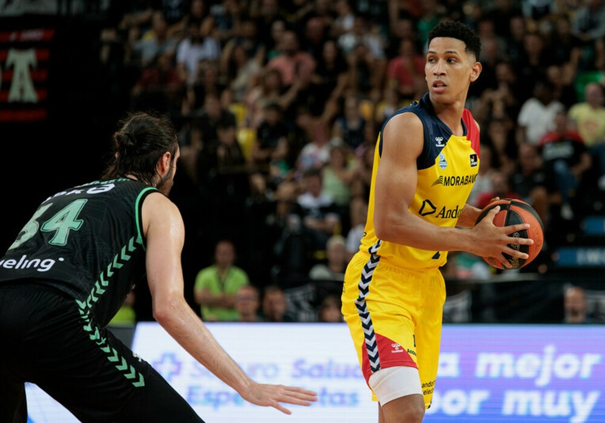 Tyson Pérez, durante un partido con el Andorra esta temporada.