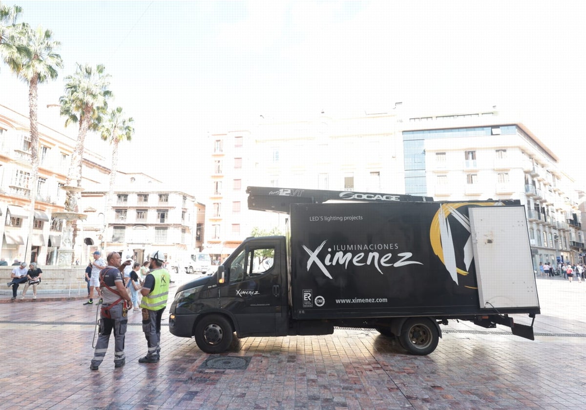 Operarios de Ximenez Iluminaciones en la plaza de la Constitución.