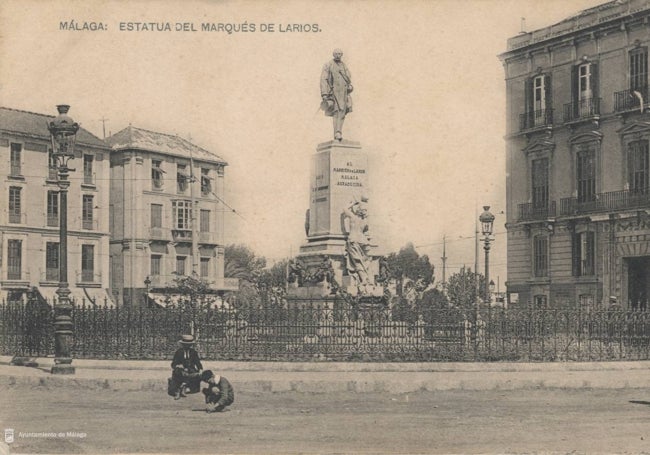 Estatua del marqués de Larios, Manuel Domingo, que apoyó a su madre en la inhabilitación de su hermano. A la derecha, fachada del Palacio de los Larios