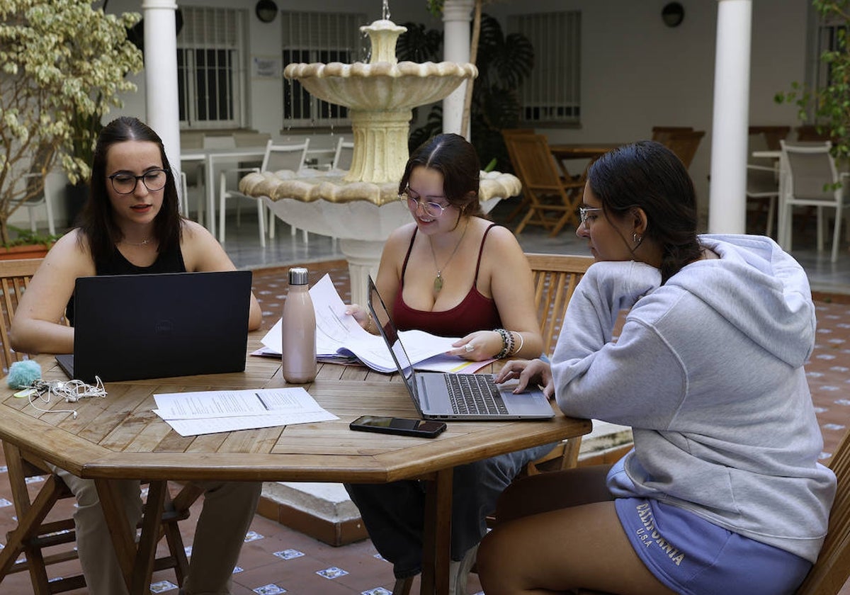 Amanda Serrano Martínez, Lola Ocaña Sevilla y Ángela Vela García, en el patio de la residencia Micampus.