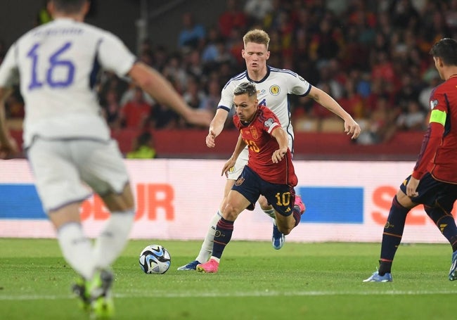 Bryan Zaragoza busca el remate tras irse de McTominay en su primera intervención en el partido.