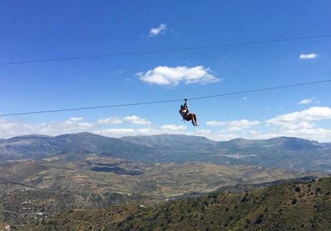 Adrenalina. En este pueblo de la Axarquía se puede hacer un vertiginoso recorrido en tirolina.