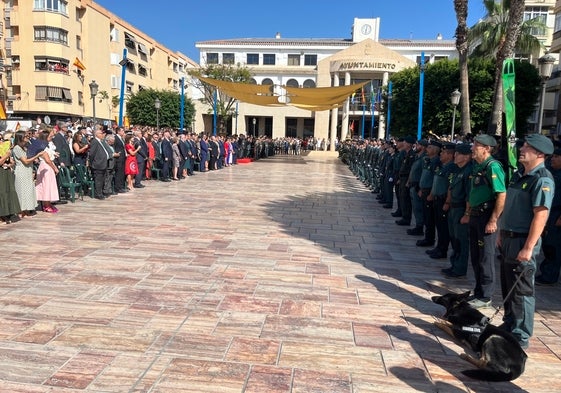 Autoridades y unidades de la Guardia Civil y del Ejército, este jueves festivo en la plaza Al-Ándalus.