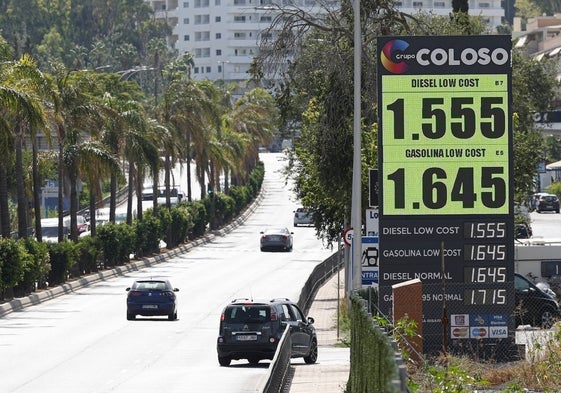 Poste de precios de una gasolinera de bajo coste del grupo Coloso en Torremolinos, días atrás.