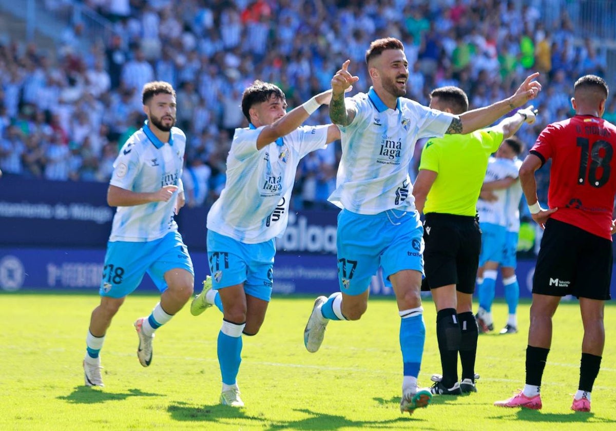 Dioni, perseguido por Kevin y Dani Sánchez, celebra el gol que abría el marcador.