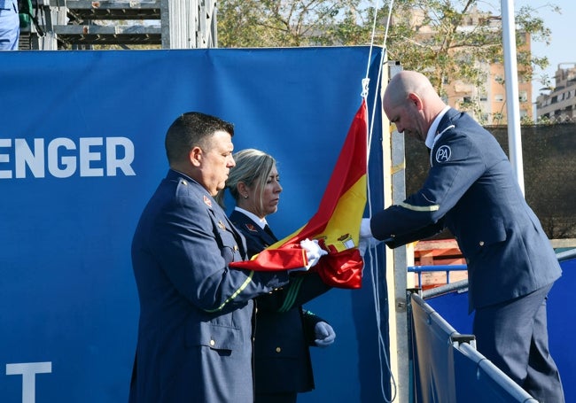 El homenaje a la bandera de las fuerzas militares en la pista central, antes de la jornada.