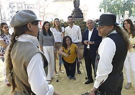 Directores del cine dando la bienvenida al equipo de gobierno municipal