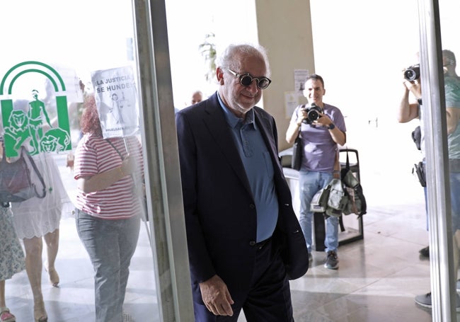 Fernando Francés, a su llegada al juicio por los mosaicos de Invader.