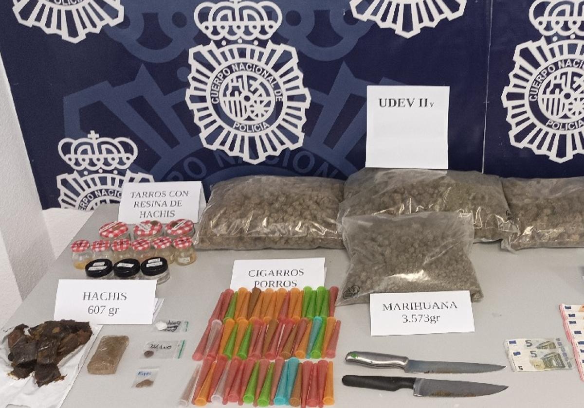 Droga y material intervenidos por la Policía.