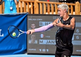 El francés Maxime Janvier, en acción ayer ante Harris.