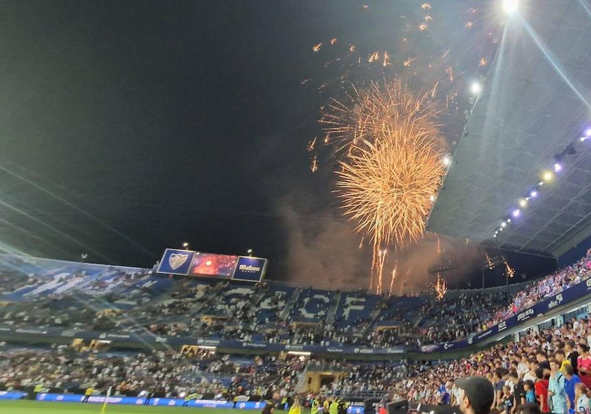 Fuegos artificiales despidieron la fiesta en La Rosaleda este sábado.