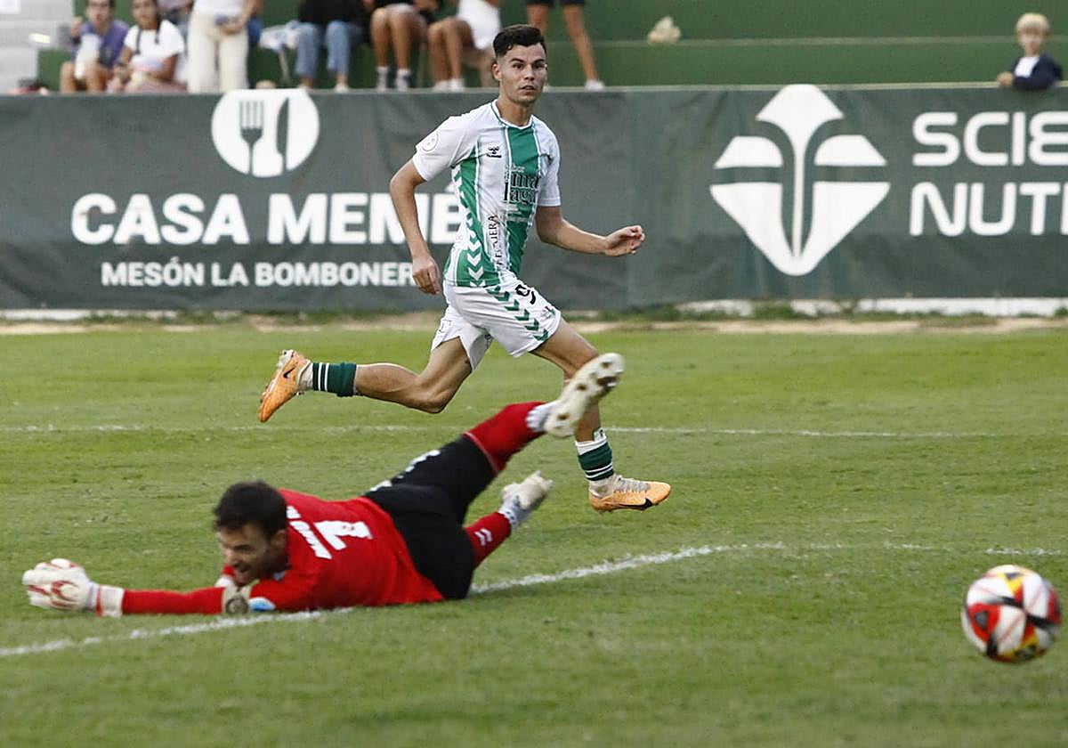 Luismi Redondo, en la acción del gol del empate del Antequera.