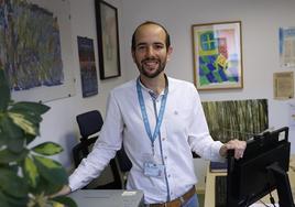 Carlos Gómez, durante la entrevista, realizada en su consulta en el Hospital Civil de Málaga.