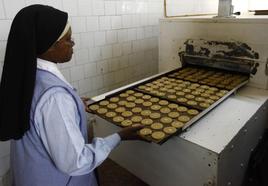 Los dulces entran en el horno en el obrador del Convento de Belén