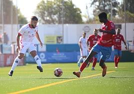 Imagen del derbi axárquico entre el Torre del Mar y el Rincón en el estadio Manuel Azuaga.