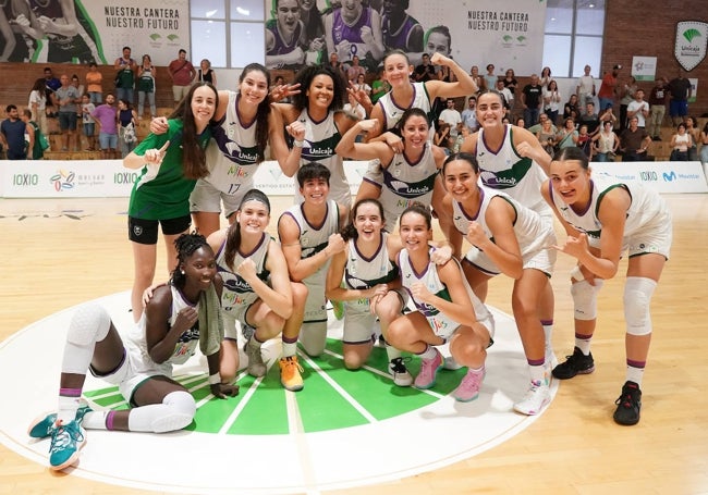 El equipo del Unicaja-Mijas celebra su victoria ante el Mallorca del sábado.