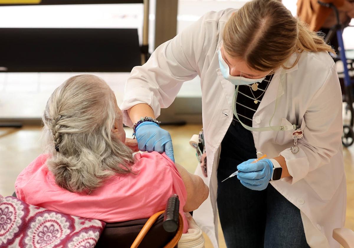 Salud inicia este lunes la vacunación contra la gripe y Covid en mayores de 70 años