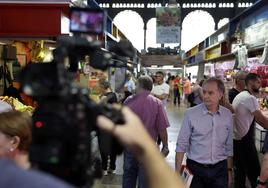 Antonio Soler, ayer, en la grabación en el Mercado Central de Málaga del documental.
