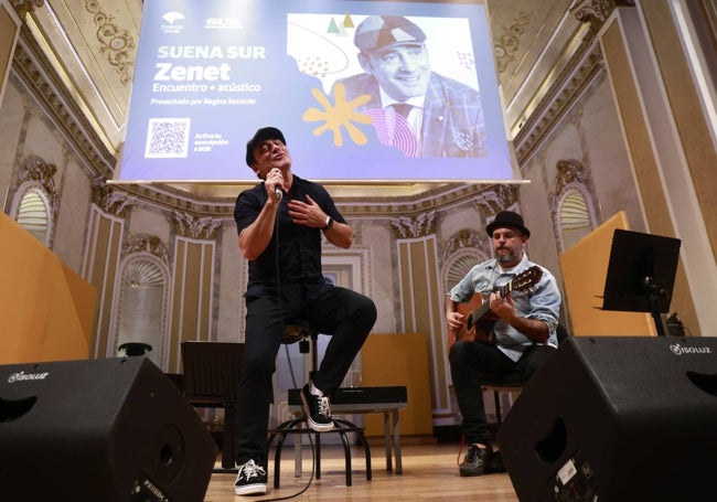 El cantante Zenet junto al guitarrista José Atero, durante el concierto acústico.