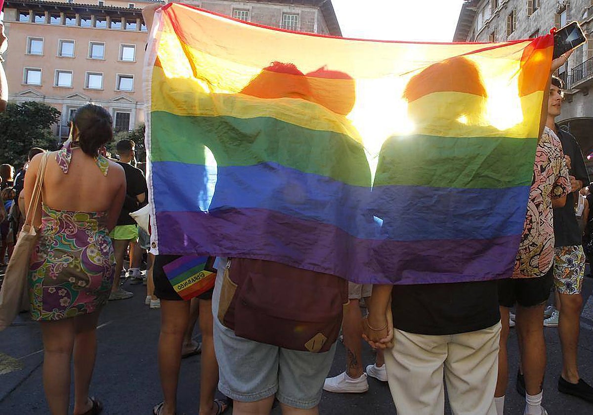 Grupo con bandera LGTBI.