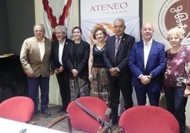 Participantes en el acto de hermanamiento celebrado en el Ateneo de Málaga.