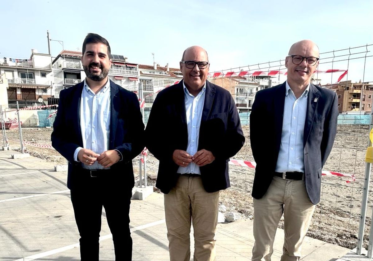 David Segura, Jesús Lupiáñez y José Antonio Víquez, este lunes en el recinto portuario.