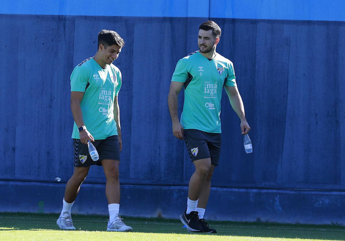 El futbolista del Málaga, Ramón, a la derecha de la imagen, junto a Haitam durante un entrenamiento anterior.