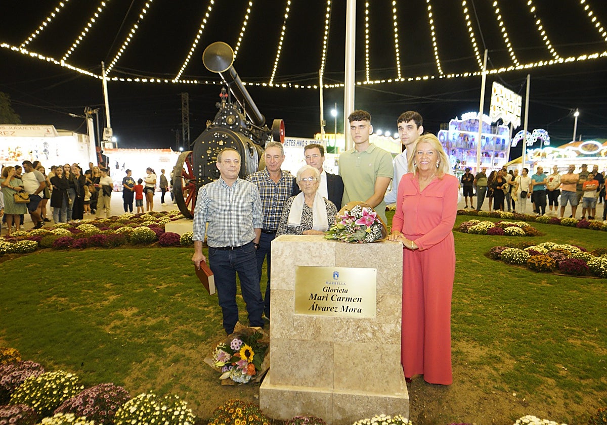 Imagen principal - Fuegos artificiales, drones y homenajes en el arranque de la feria de San Pedro Alcántara 2023
