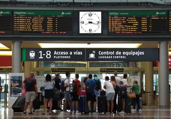 Viajeros frente a las pantallas de la estación de alta velocidad María Zambrano.