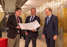 Luis García Montero, Manolo Castillo e Ignacio Ybarra, con el texto de Alcántara.