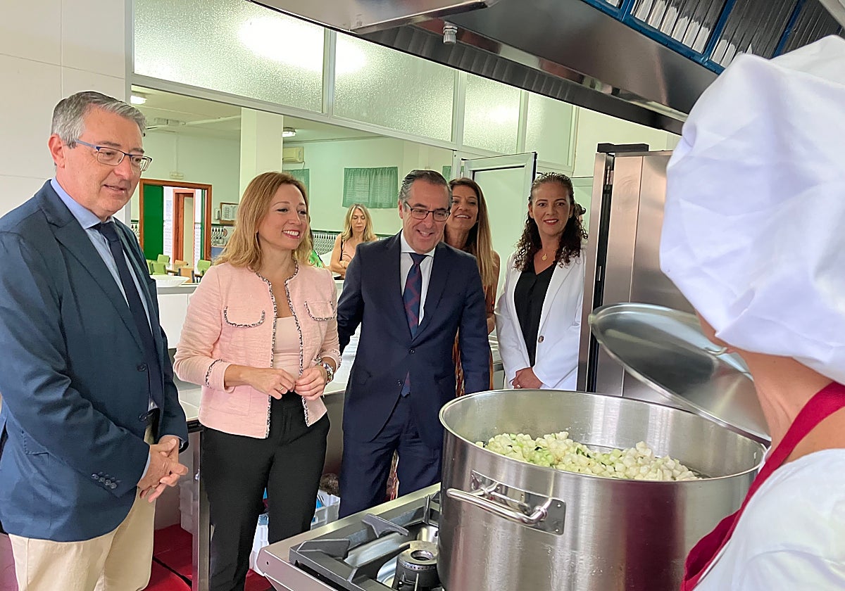 El alcalde rinconero, la delegada de la Junta y el delegado de Educación, este martes en el colegio Laza Palacio.