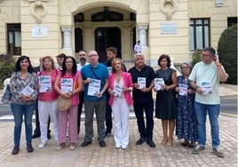 Miembros de colectivos y ediles del PSOE y Con Málaga, en las puertas del Ayuntamiento de Málaga este martes.