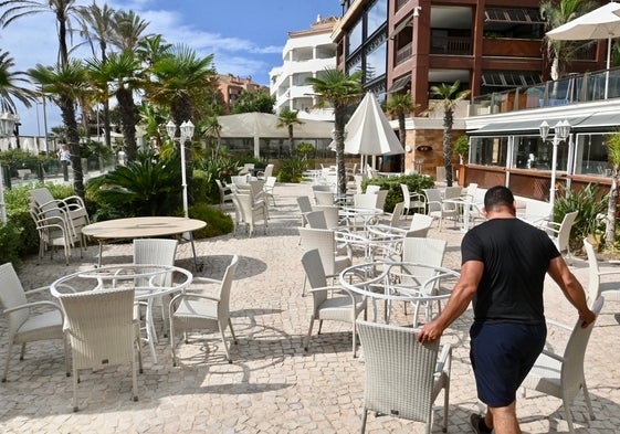 Un empleado del hotel recompone la terraza del Guadalpín Banús.