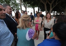 Ana Mata, junto a concejales y cargos del PP de Mijas, esta mañana.