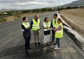 Rocío Díaz, Francisco Santos, Anthony Bermúdez, Alfonso Lujano y María Rosa Morales visitan las obras de la carretera A-404 entre Coín y Alhaurín el Grande.