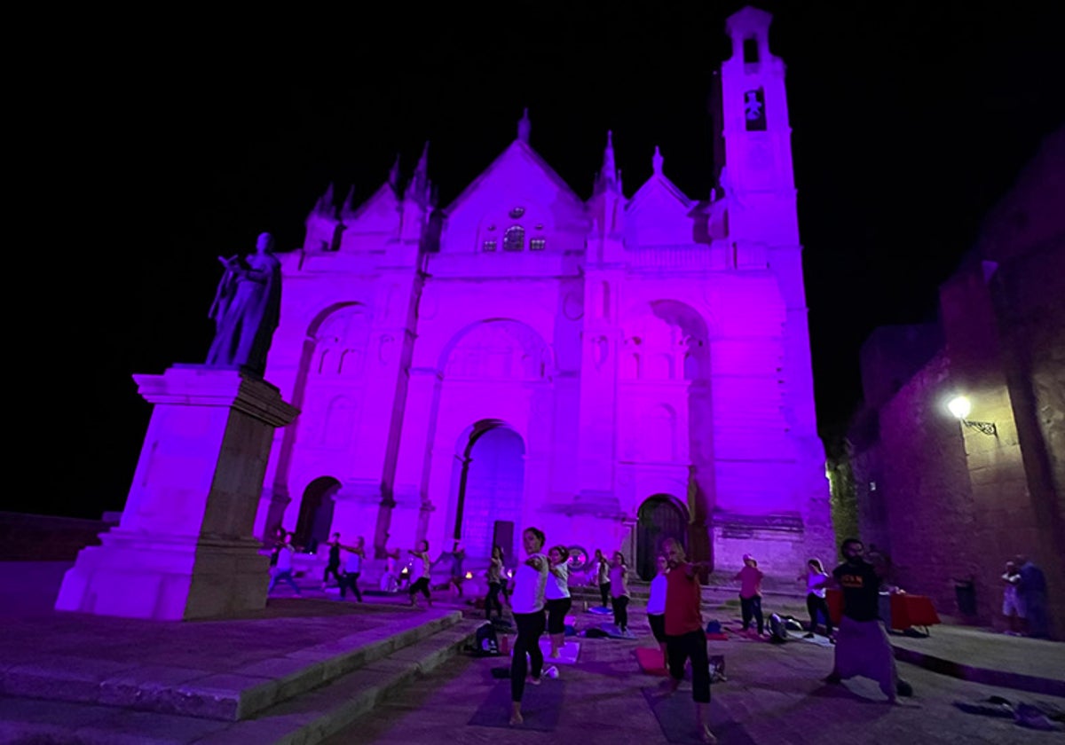 La fachada de Santa María se volverá a iluminar de rosa por el Día Mundial contra el Cáncer de mama.