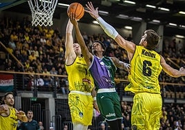 Carter ejecuta una bandeja entre dos jugadores del Falco durante el partido de este miércoles.
