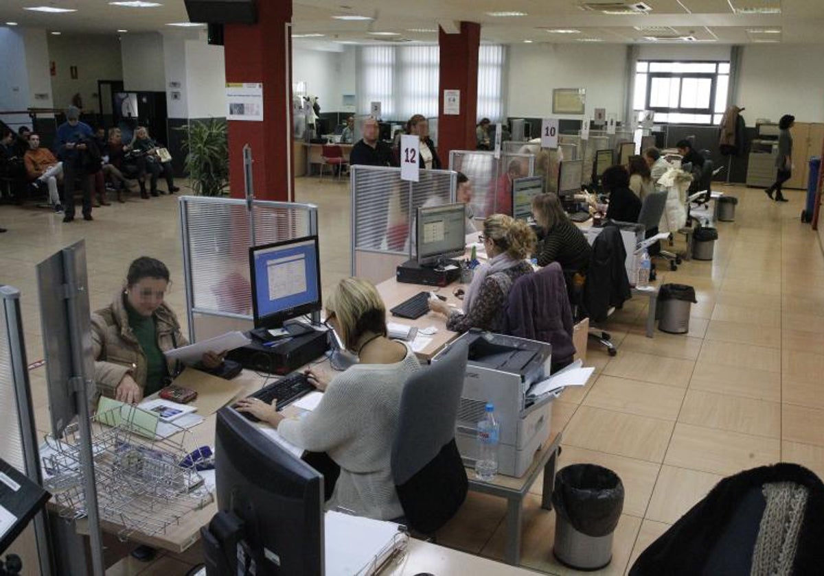 Contribuyentes haciendo trámites en la sede de Gestrisam, en Tabacalera.