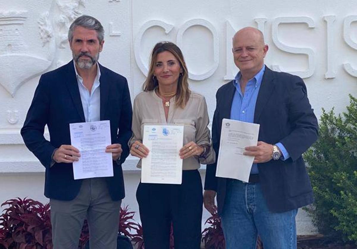 Juan Carlos Maldonado (Por Mi Pueblo), Ana Mata (PP) y Juan Carlos Cuevas (Vox), tras registrar la moción de censura.