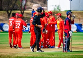 Los jugadores españoles, al fondo, celebran una victoria.