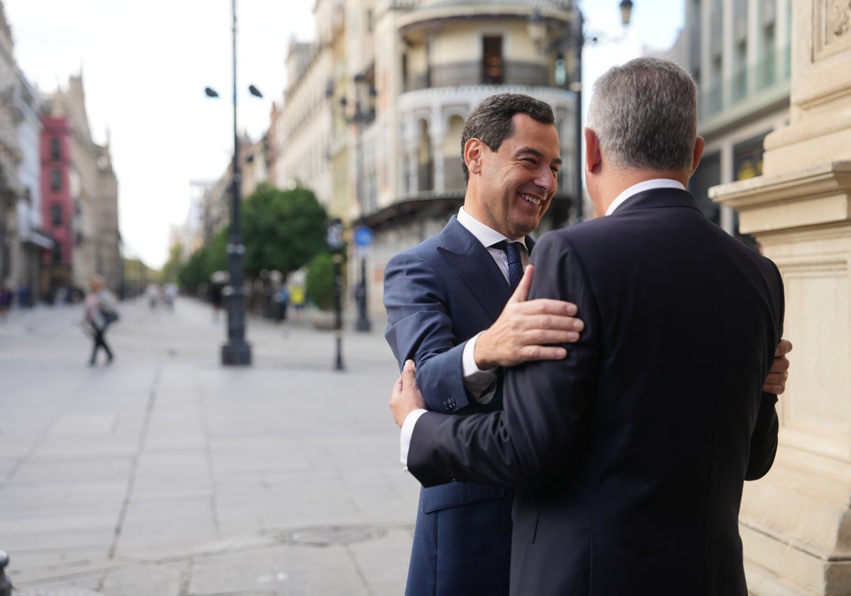 Juanma Moreno y el alcalde de Sevilla, José Luis Sanz, el pasado miércoles.