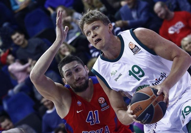 Kuzminskas trata de anotar ante Nikita Kurbanov durante el CSKA-Unicaja de noviembre de 2015, la última vez que el equipo malagueño venció en Moscú.