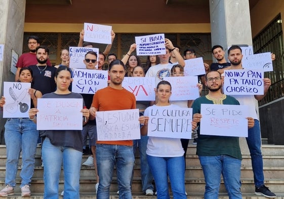 Un grupo de estudiantes, concentrados en la entrada al Conservatorio Superior de Música de Málaga.