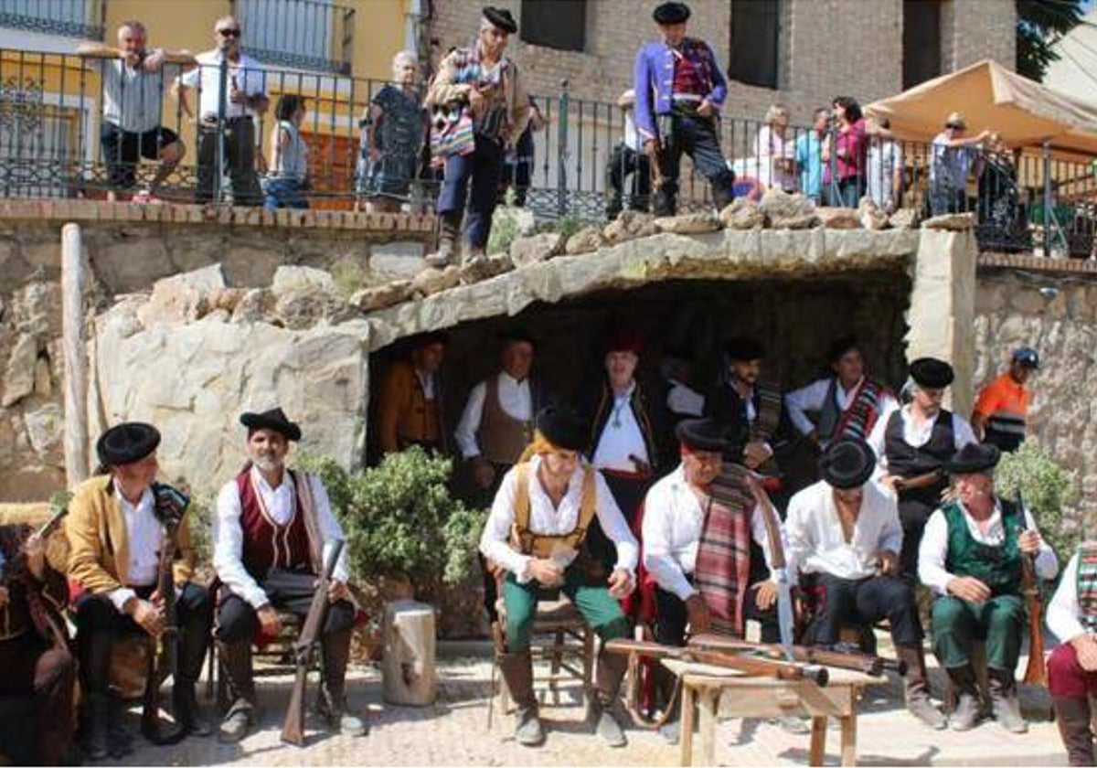 Vecinos de Alameda representando la escena del bandolero El Tempranillo el año pasado.