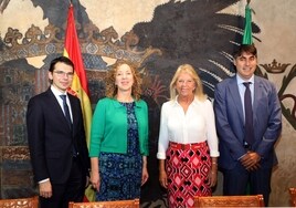 La alcaldesa, Ángeles Muñoz, ha recibido en el Ayuntamiento a la embajadora de Lituania en España, Lyra Puišytė-Bostroem.