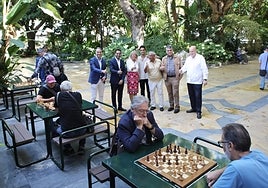 Visita a las mesas instaladas en el Paseo de la Alameda.