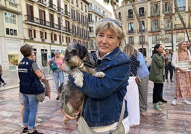 Matilde López y su perra Telma