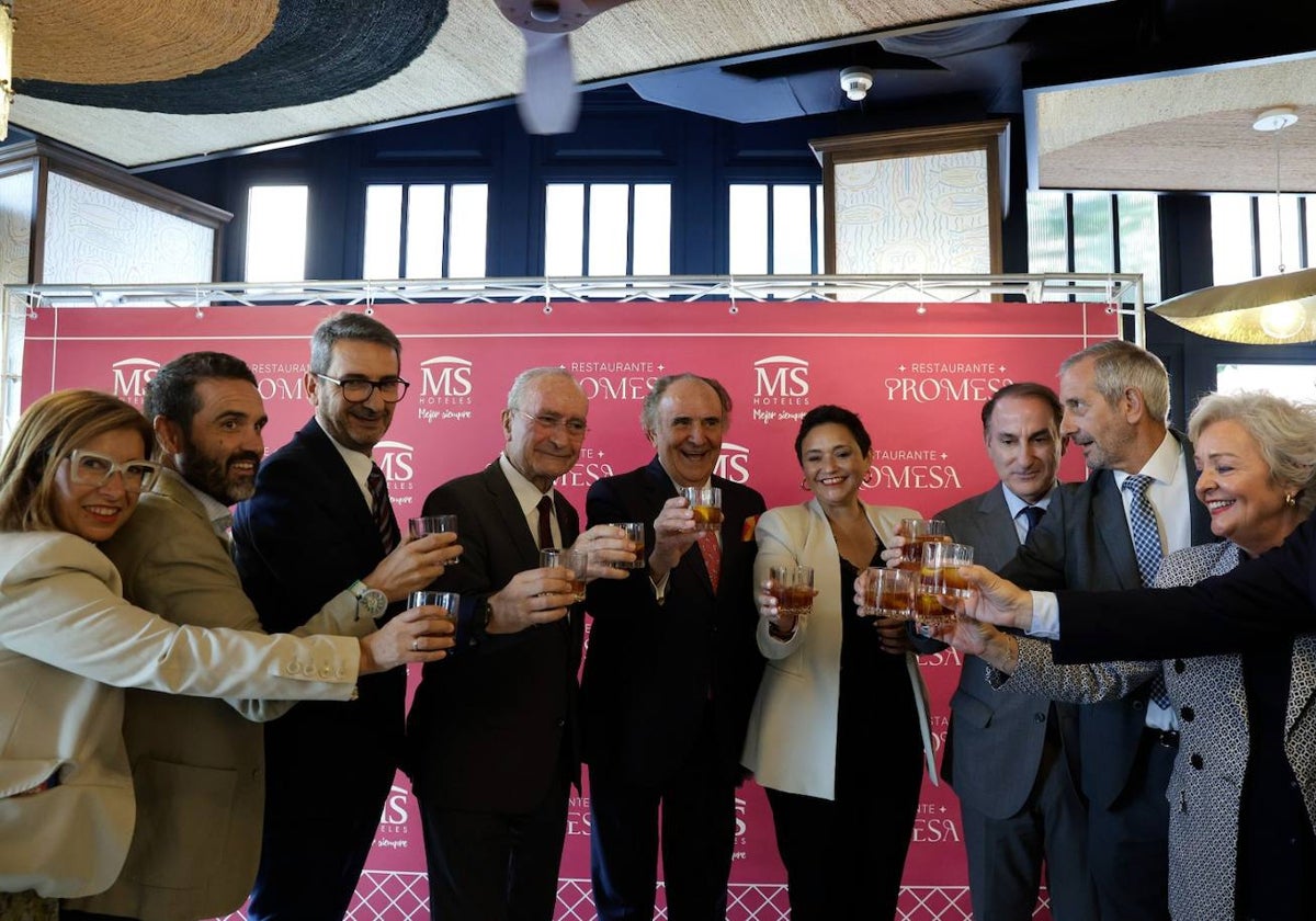 Brindis con el cóctel Promesa para inaugurar el restaurante de igual nombre del MS Maestranza. Migue Fernández