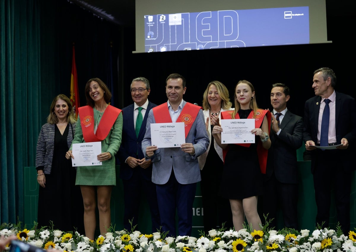 Imagen secundaria 1 - Arriba, la profesora Olga Guerrero pronunció la lección inaugural, centrada en la nanotecnología. Los nuevos titulados recibieron sus diplomas. En nombre de los alumnos, intervino Victoria del Mar Roselló.